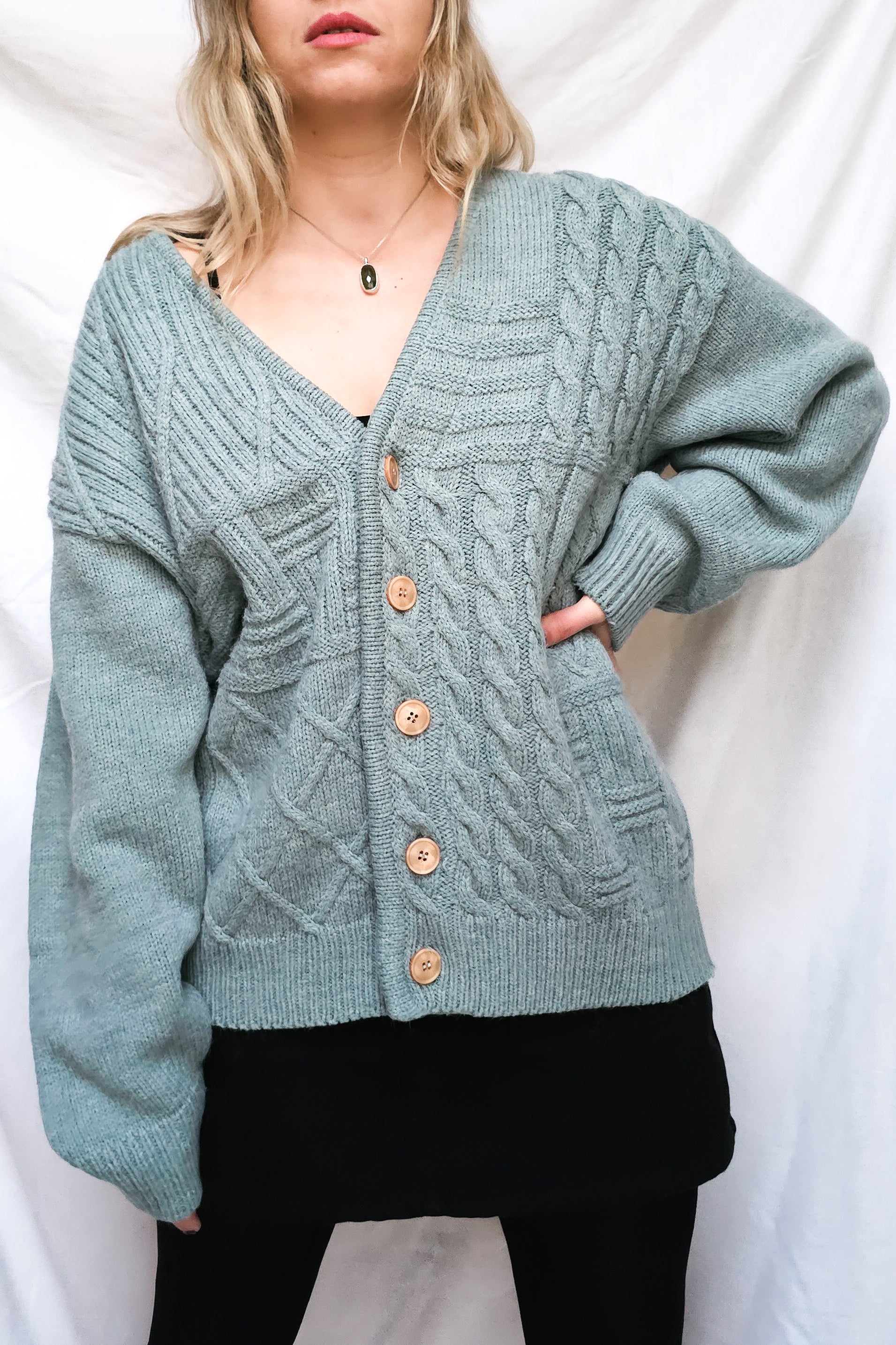 Sweaters and cardigans – Indigo second hand